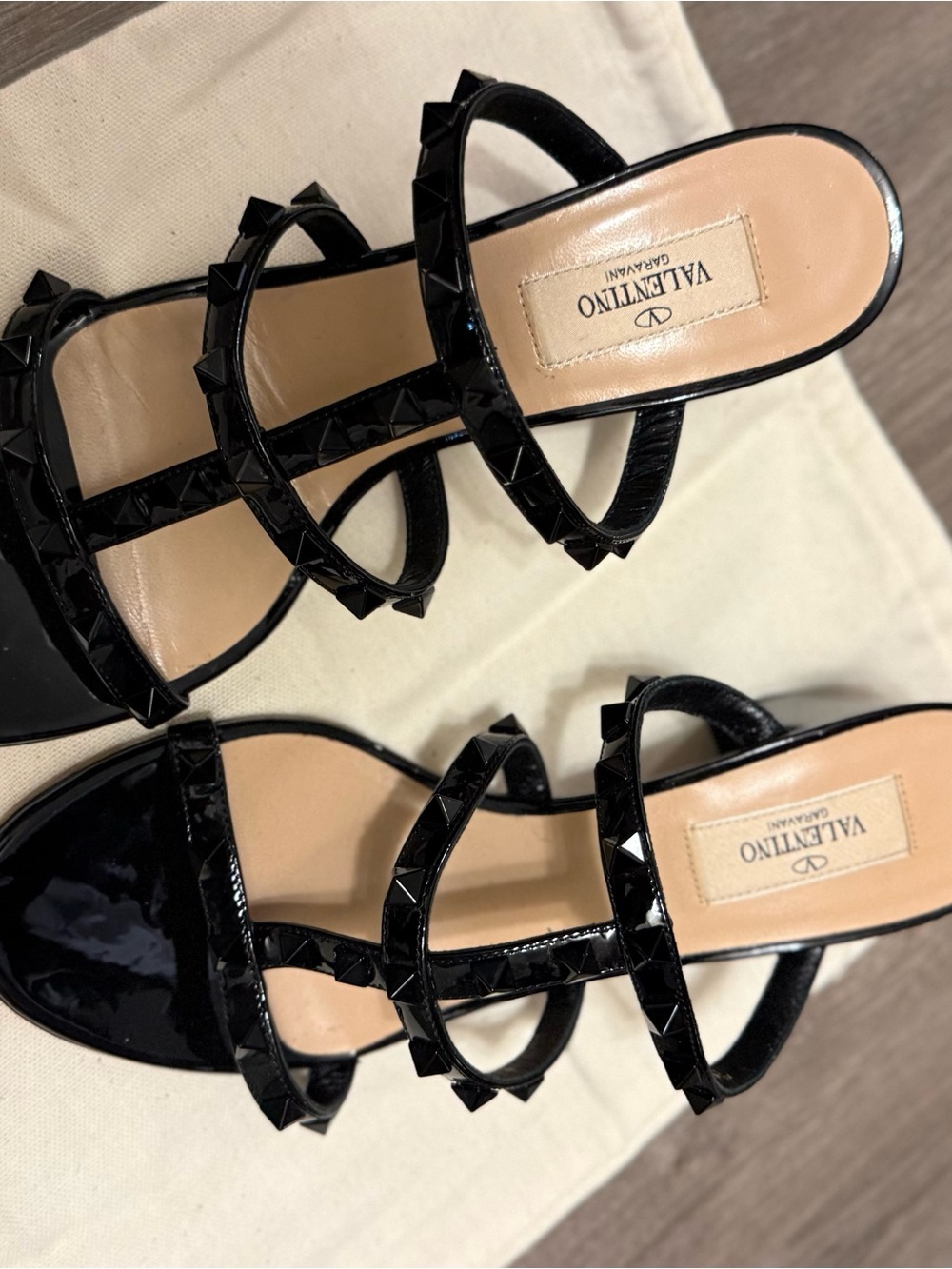 Valentino Garavani Black Patent Rockstud Triple-Strap Slide Sandals - Picture 4 of 4